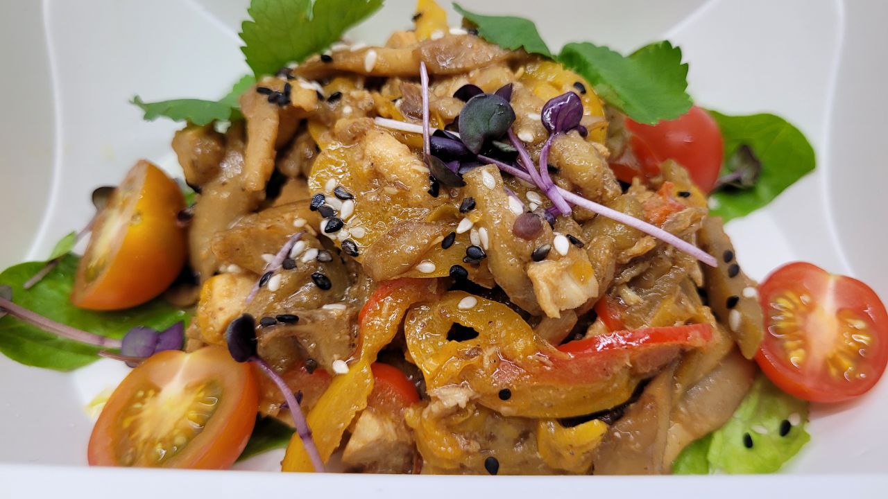 Салат с печеными овощами, цыпленком и ореховым соусом