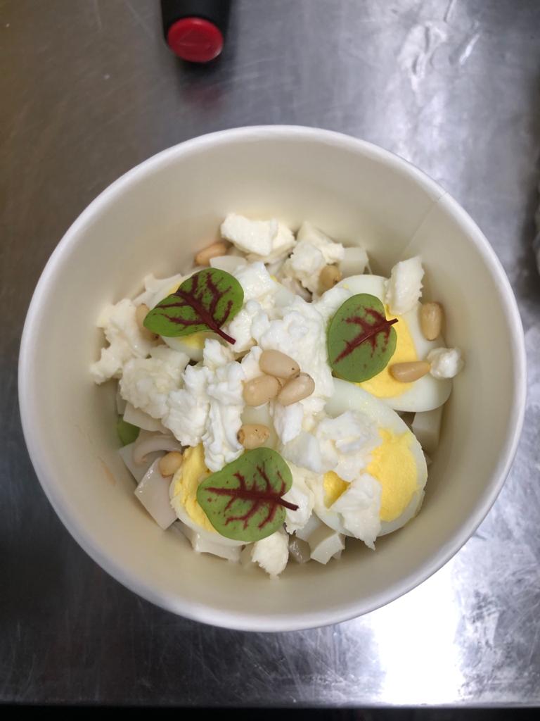 Салат с кальмаром, огурцом и кедровыми орешками