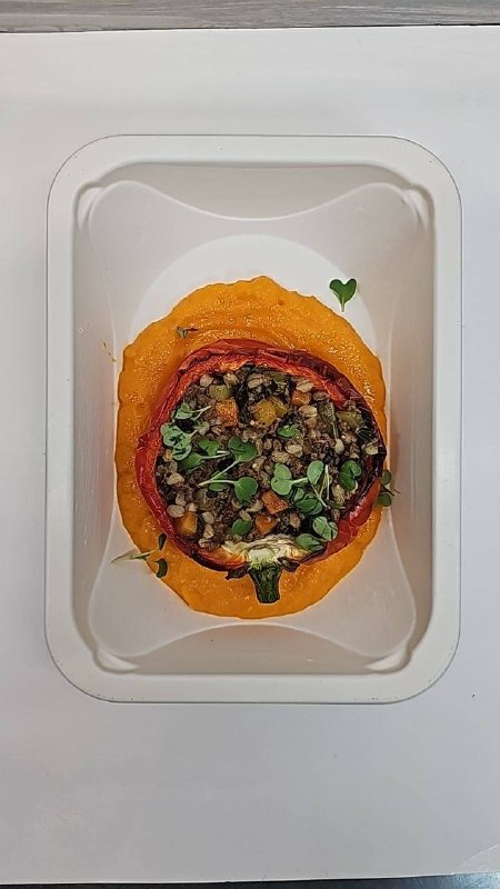Перец фаршированый с телятиной , полбой и муссом из моркови