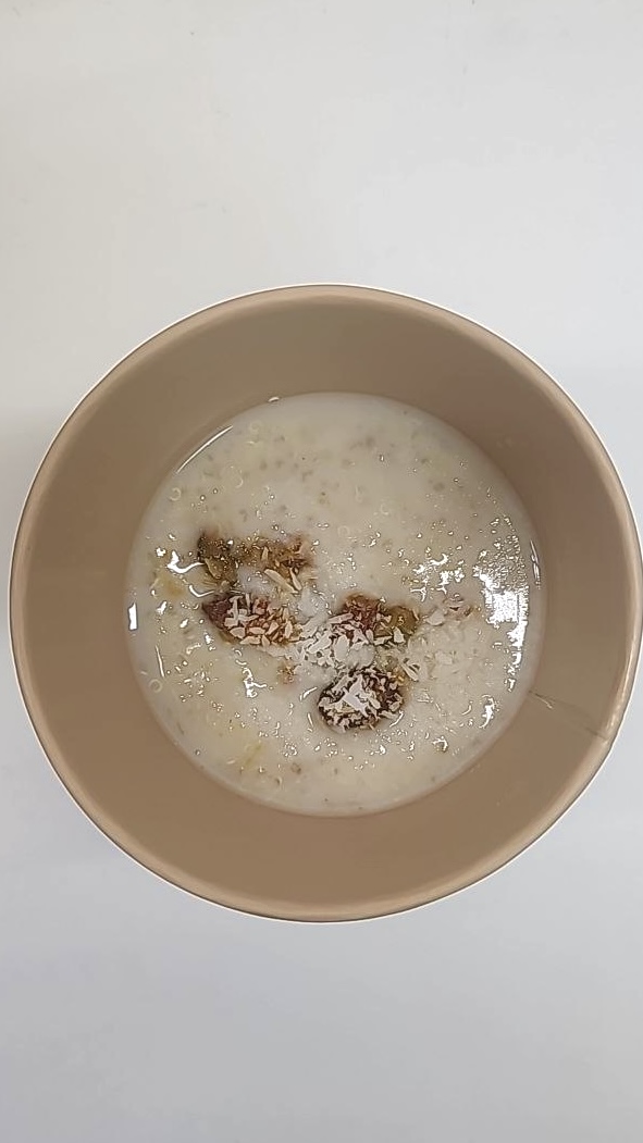 Мультизлаковая каша с киноа и ореховой гранолой