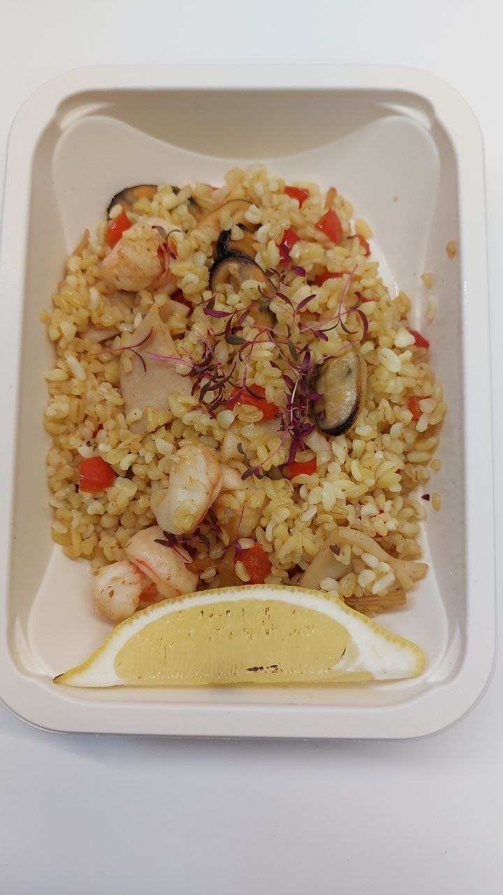 Морепродукты с овощным соте и булгуром