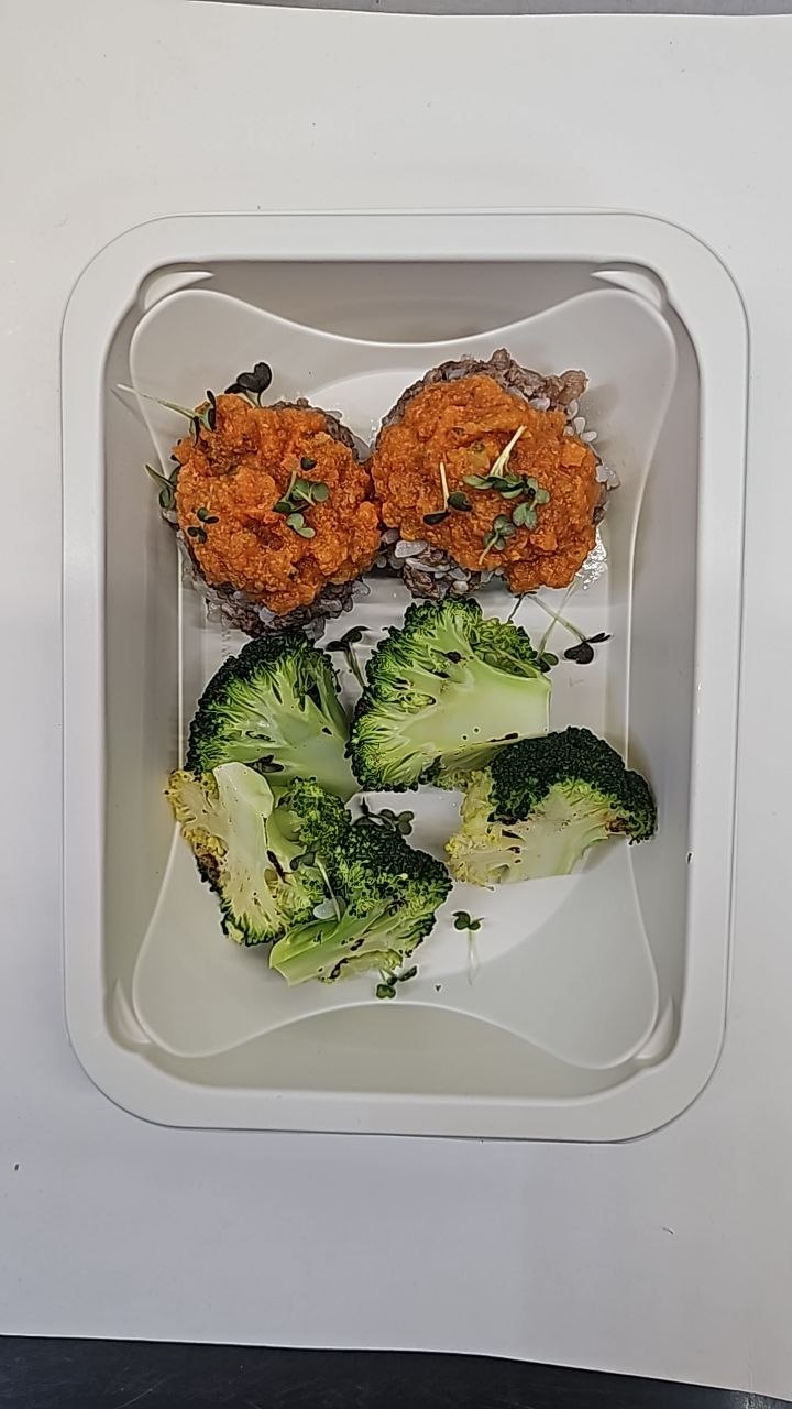Ежики мясные с томатным соусом и брокколи гриль
