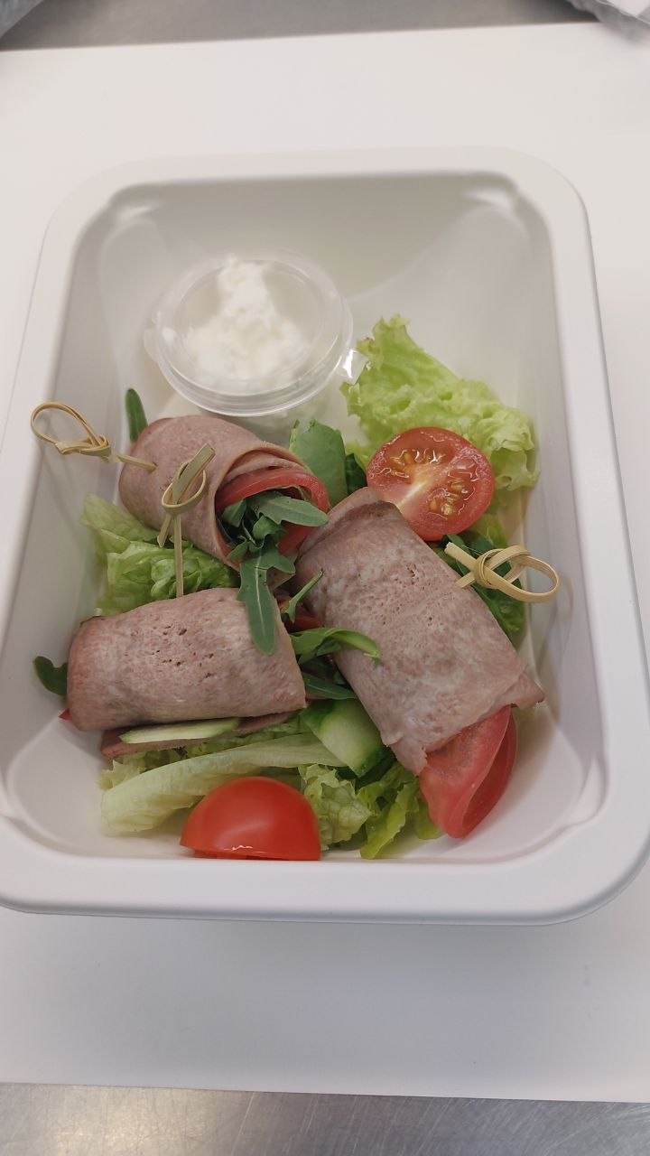 Рулетики из языка со сливочным кремом и зеленью
