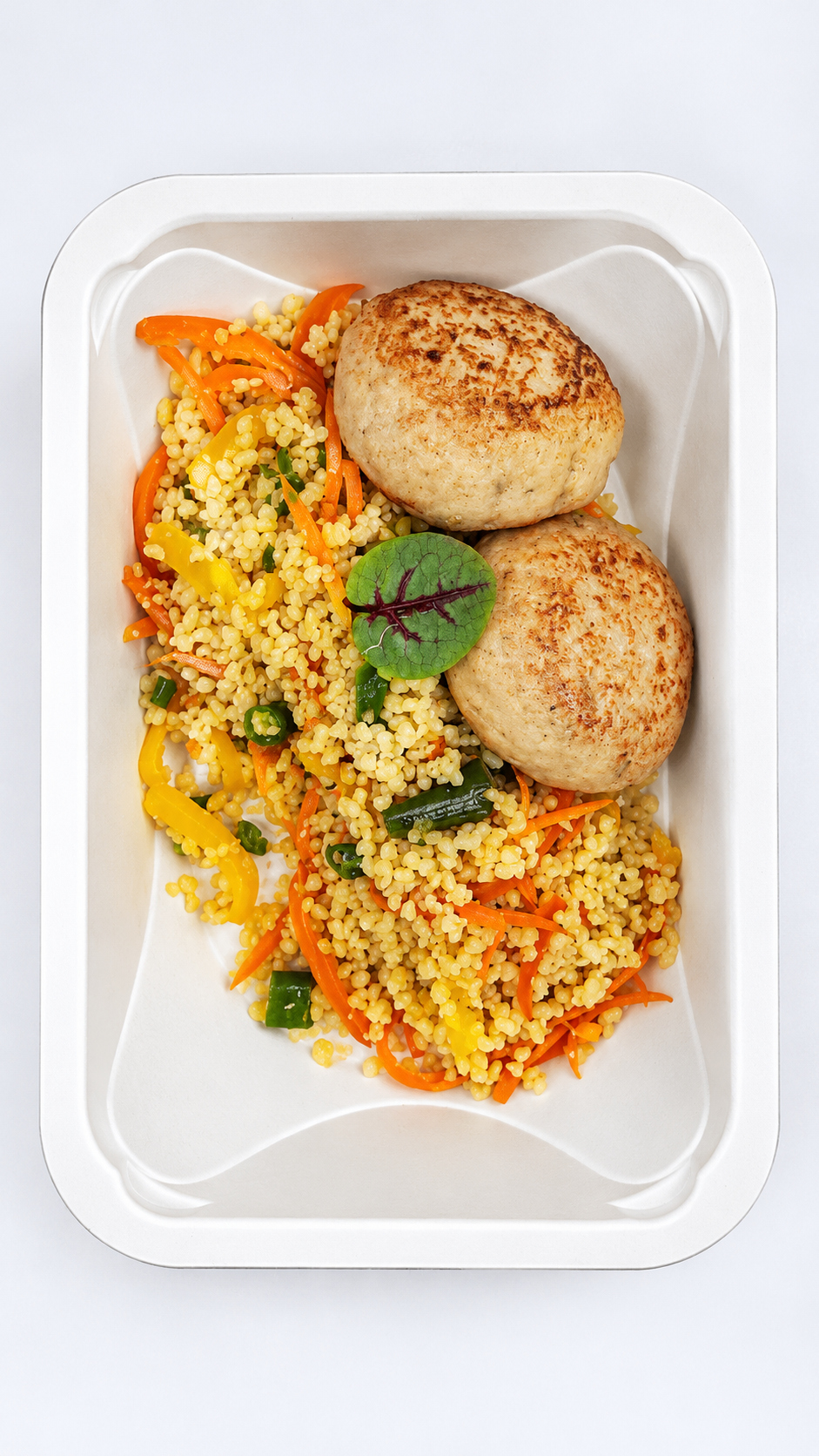 Котлетки из индейки с кус-кусом, овощами и стручковой фасолью