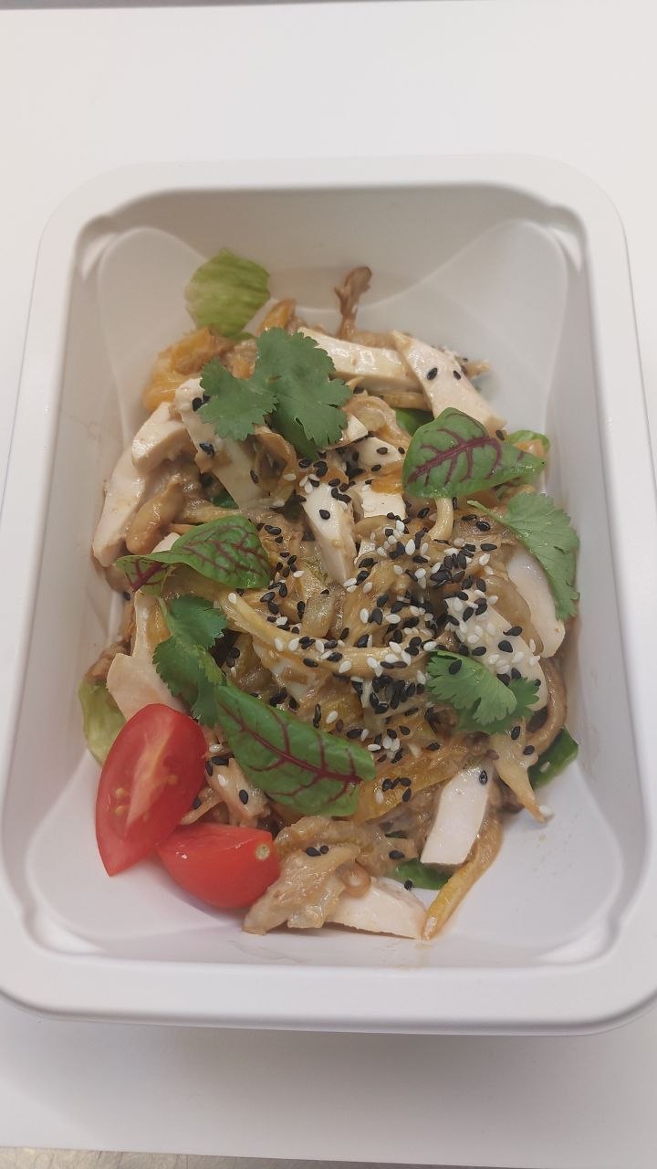 Тёплый салат с цыплёнком и печёными овощами