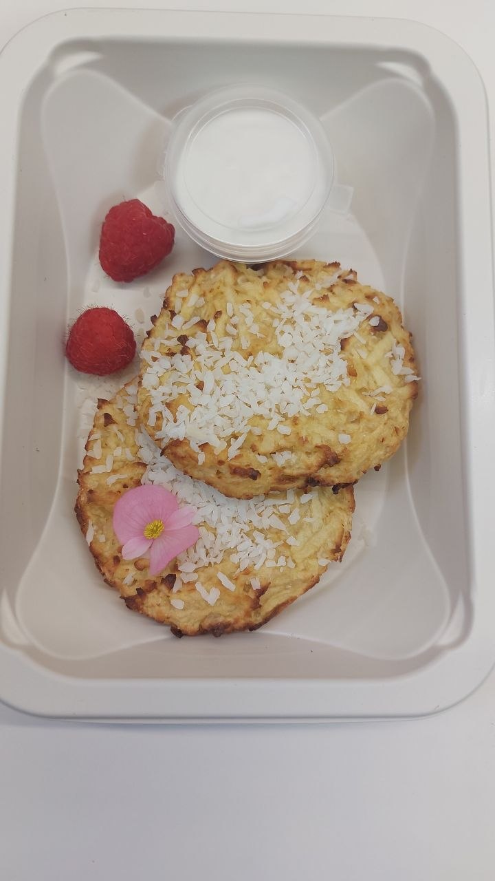 Оладушки с яблоком и кокосовой стружкой