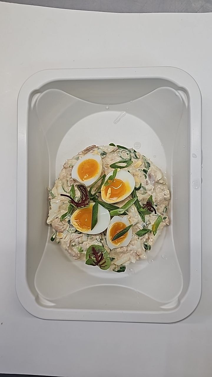 Салат с тунцом, молодым шпинатом и стручковой фасолью