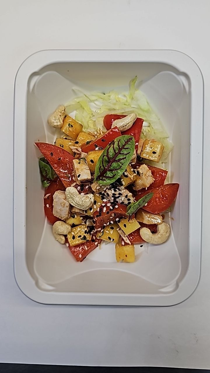Салат с кешью, цыпленком и пикантным соусом