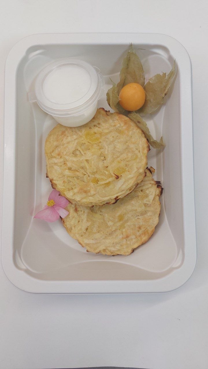 Румяные яблочные оладьи с ананасом и лимонным йогуртом