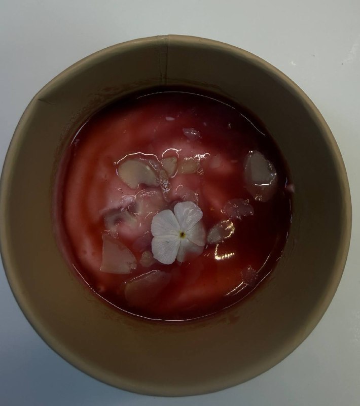 Йогуртовый десерт с клубникой и миндалем