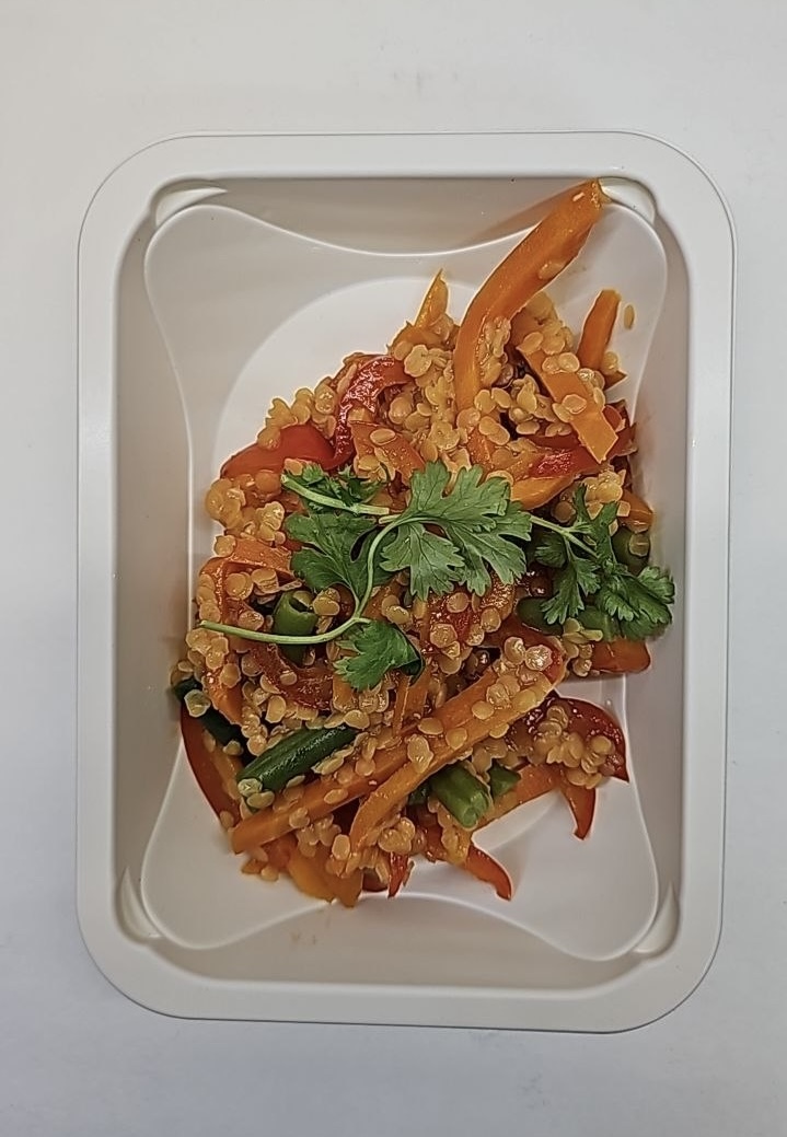 Пряная чечевица с овощами и кинзой