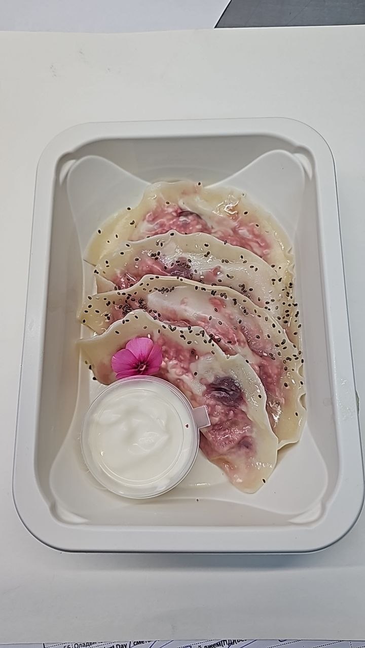Вареники из вишни с домашней сметаной